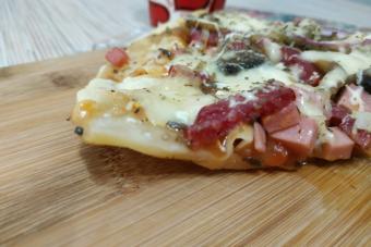 Пицца с колбасой и сыром в домашних условиях — простые рецепты Рецепт пиццы с колбасно сырной начинкой